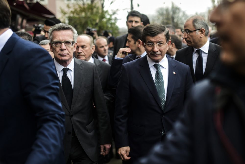 Ministerpräsident Ahmet Davutoglu mit dem deutschen Innenminister Thomas De Maizière in Istanbul (13.1.)