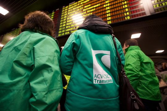 Demonstranten der SNCB am Bahnhof Bruxelles Midi (6.1.)