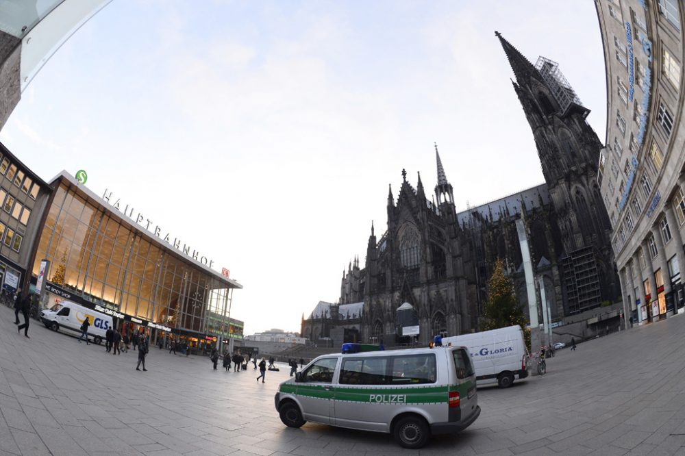 Polizeiwagen vor dem Kölner Dom (7.1.)