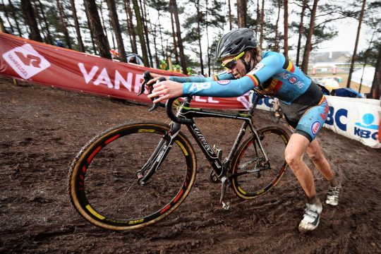 Femke van den Driessche bei der Cross-Weltmeisterschaft am Samstag in Heusden-Zolder: Ist in ihrem Rad ein Hilfsmotor gefunden worden?