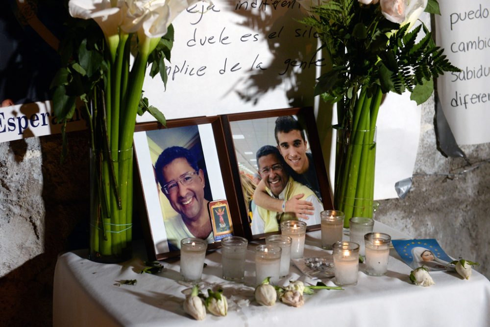 Kerzen, Blumen und Fotos vor dem Krankenhaus in San Salvador, in dem Flores starb