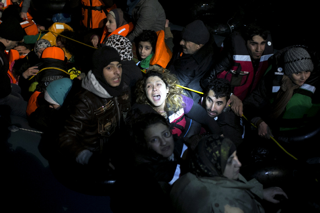 Griechische Küstenwache rettet Hunderte Migranten aus den Fluten in der Ägäis (16.1.)
