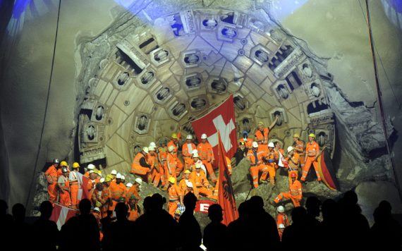 Gotthard-Basistunnel: Durchbruch der Bohrer im März 2011