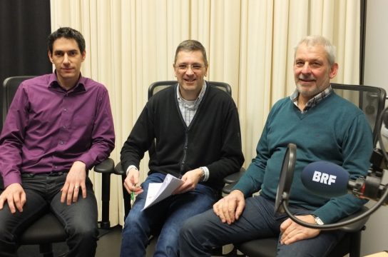 Halbzeitbilanz Amel: Oppositionsmitglied Frédéric Arens (GZ-Mach mit!) und Bürgermeister Klaus Schumacher (GI) mit BRF-Redakteur Stephan Pesch