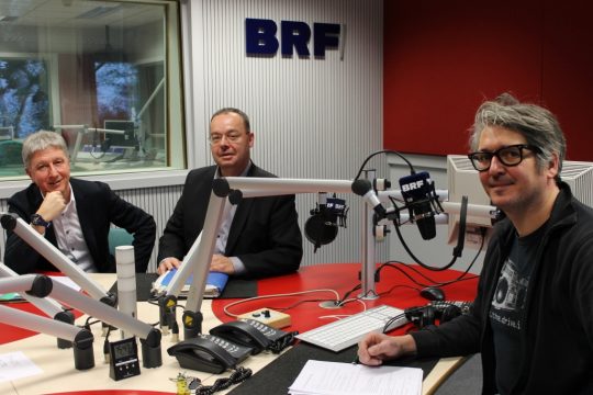 Halbzeitbilanz Büllingen: Bürgermeister Friedhelm Wirtz (ProDG) und Oppositonsmitglied Rainer Stoffels (FBB) zu Gast bei Volker Krings