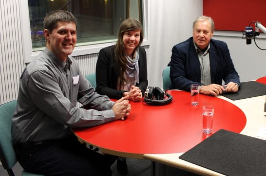 Halbzeitbilanz Raeren: Mario Pitz (CSL), BRF-Redakteurin Anne Kelleter und Bürgermeister Hans-Dieter Laschet