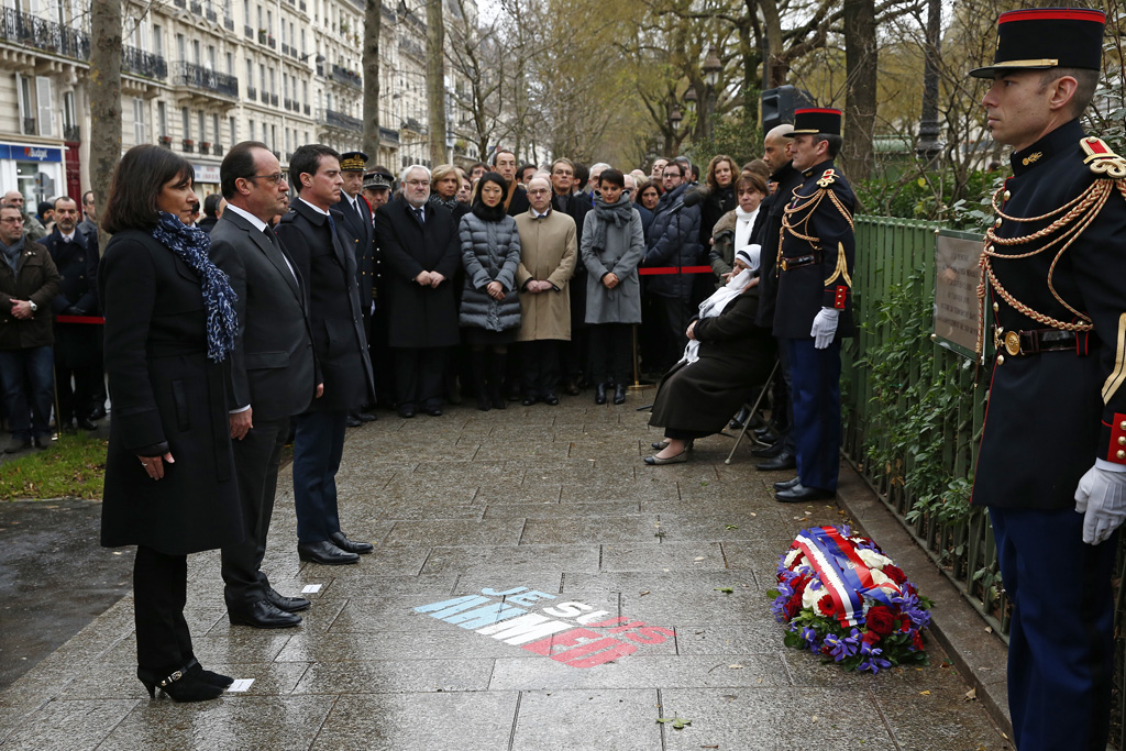 Bürgermeisterin Hidalgo, Präsident Hollande und Premier Valls vor der Gedenktafel für den ermordeten Polizisten