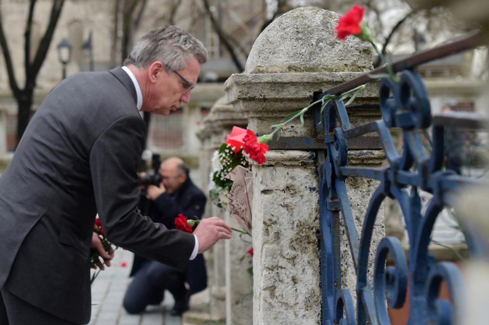 Innenminister Thomas De Maizière legte am Mittwoch in Istanbul Blumen in Gedenken an die Opfer nieder