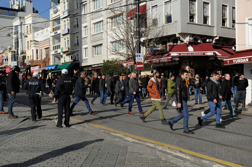 Nach Explosion in Istanbul: Polizisten bringen die Menschen fort