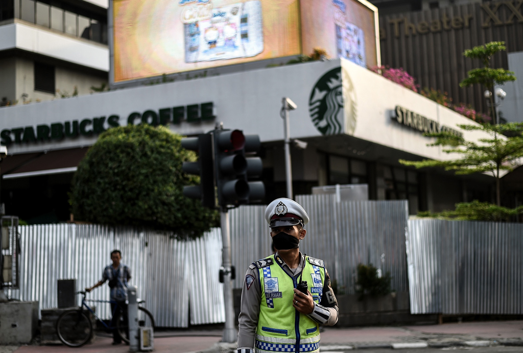 Indonesischer Polizist bewacht das am 14.1. angegriffene Starbucks-Café in Jakarta (15.1.)