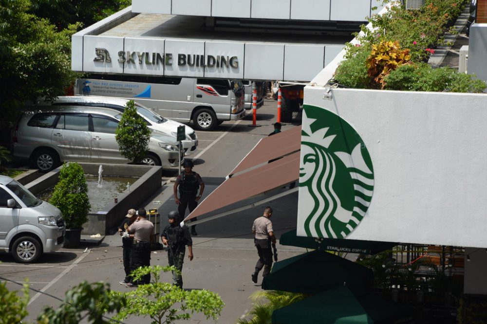 Indonesische Polizisten vor einem Starbucks in Jakarta