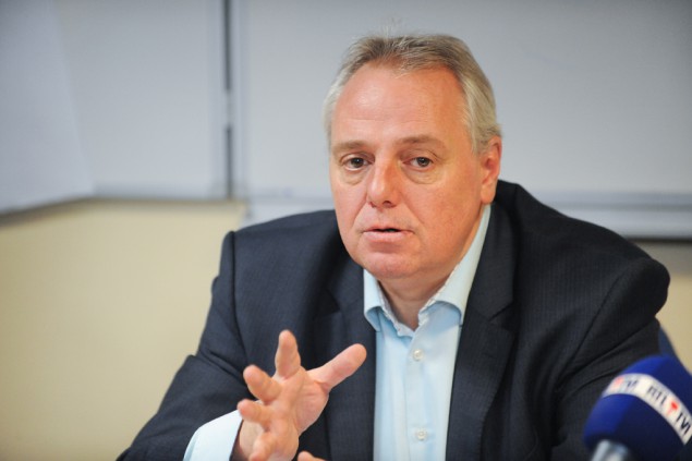 Der Lütticher Provinzgouverneur Hervé Jamar bei der Pressekonferenz zu den Stromausfällen