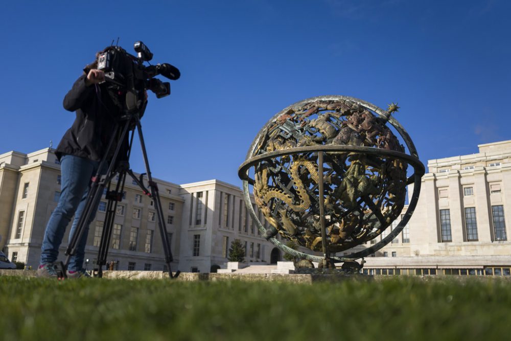 Kamerafrau vor dem UN-Gebäude in Genf