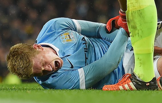 Kevin De Bruyne liegt verletzt am Boden (27.1.)