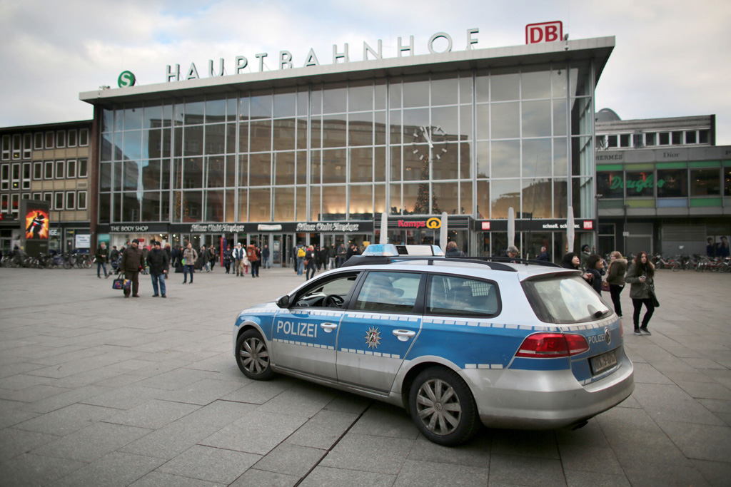 Polizeistreife vor dem Kölner Hauptbahnhof