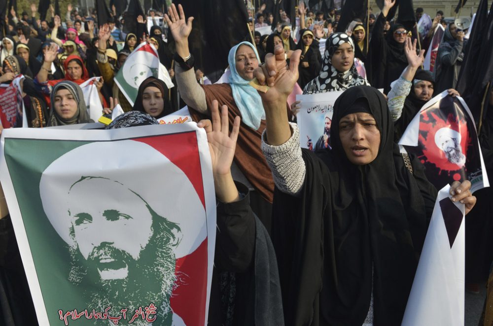 Schiitische muslimische Frauen demonstrieren im pakistanischen Lahore gegen die Hinrichtung des schiitischen Geistlichen Nimr al-Nimr (3.1.)