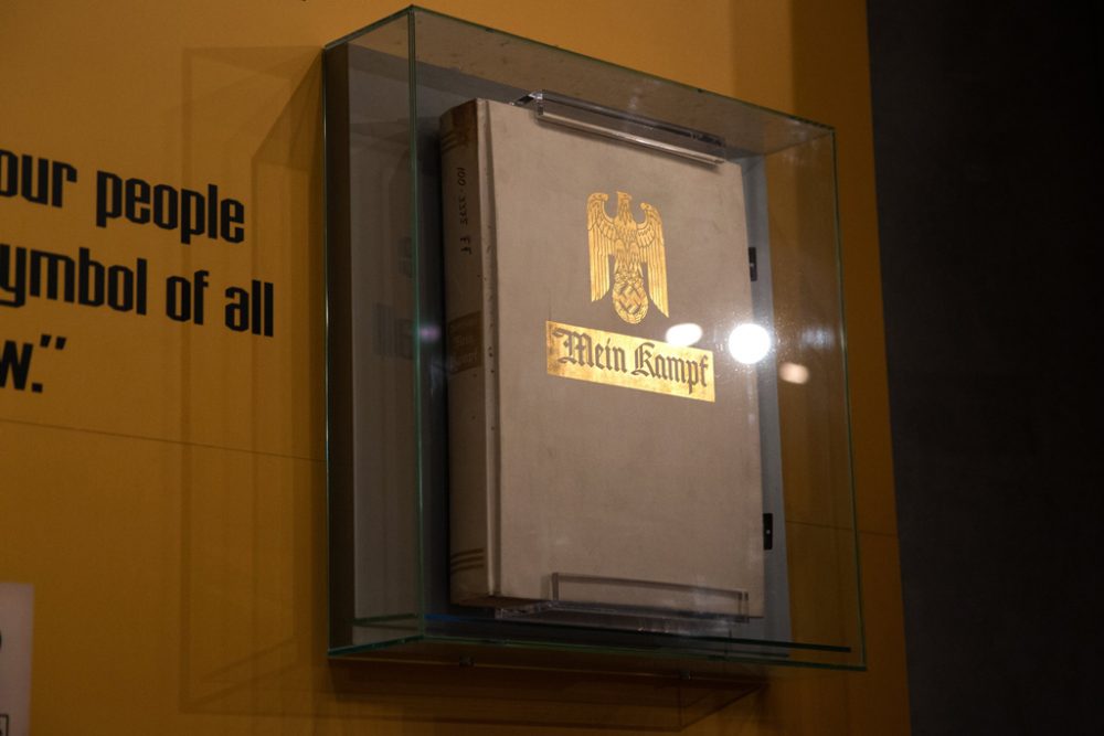 Kopie von "Mein Kampf" in der Holocaust-Gedenkstätte Yad Vashem in Jerusalem (31.12.2015)