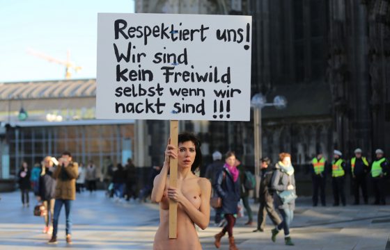 Performance-Künstlerin Milo Moire protestiert am Kölner Hauptbahnhof gegen sexuelle Übergriffe