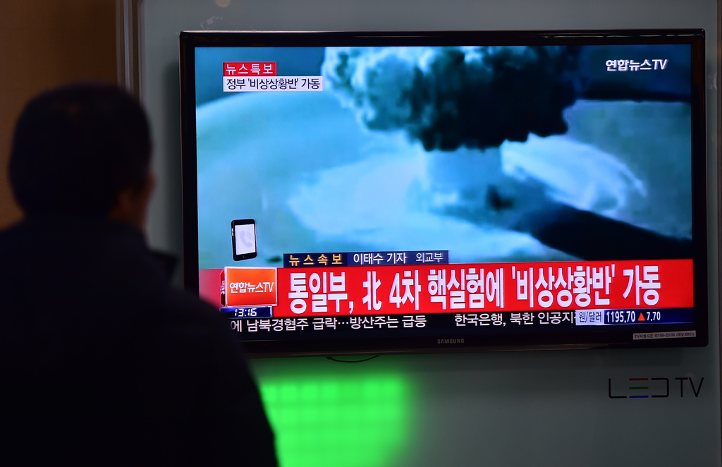 Menschen in Seoul schauen einen Bericht über einen nordkoreanischen Test mit einer Wasserstoffbombe
