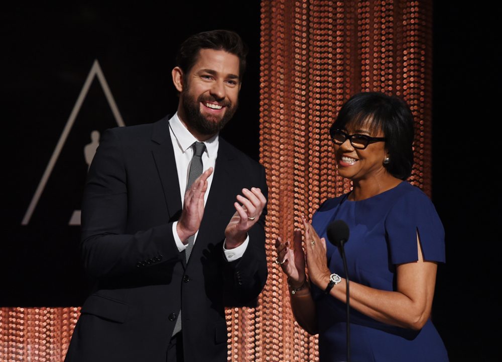 Die Akademie-Vorsitzende Cheryl Boone Isaacs (r.) mit Schauspieler John Krasinski