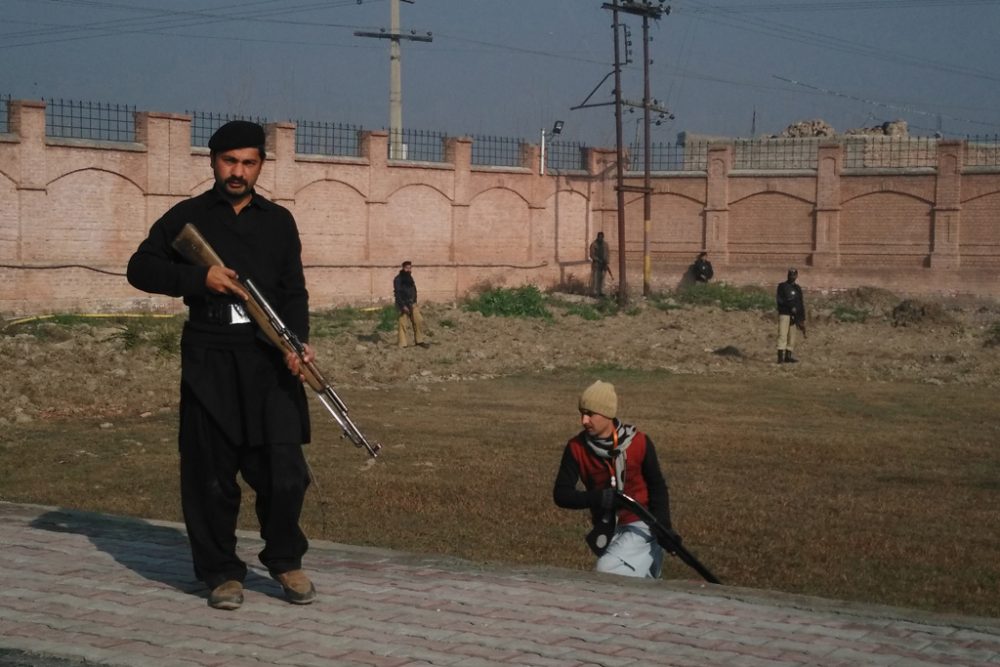 Pakistanische Sicherheitskräfte haben Stellung an der Bacha Khan Universität bezogen