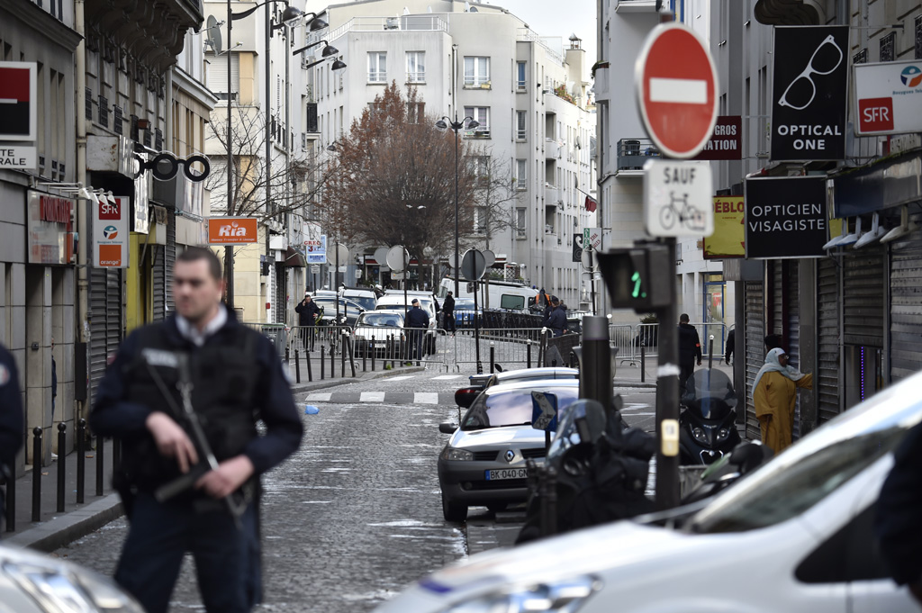 Polizisten bewachen die Rue de la Goutte d'Or in Paris (7.1.)