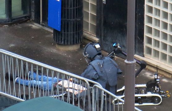 Angreifer vor Pariser Polizeikommissariat erschossen - Sprengstoffexperte untersucht den vermeintlichen Sprengstoffgürtel