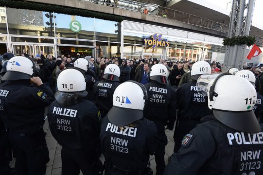 Demonstrationen in Köln: Polizisten trennen die zwei Lager