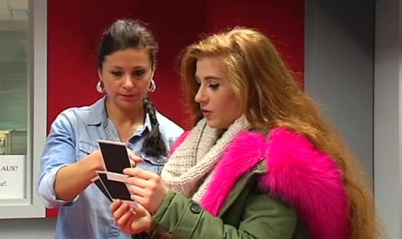 Prescillia Forthomme (r.) und ihre Schwester am Dienstag im BRF-Studio