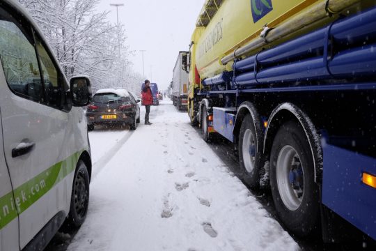 Wintereinbruch: Nichts geht mehr auf der E25 auf Höhe von Remouchamps