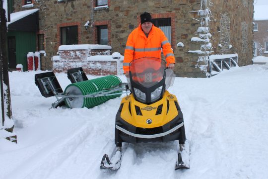 Schnee in Rocherath - Jetzt kommt beim Eifel Ski Zentrum von Günther Schleck endlich das neue Loipenspurgerät zum Einsatz