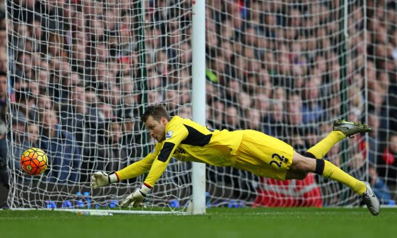 Liverpool-Goalkeeper Simon Mignolet in Aktion (2.1.)