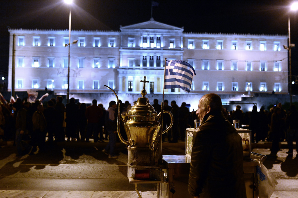 Streik in Athen - Straßenverkäufer in der Nähe der Streikenden vor dem Athener Parlament (26.1.)