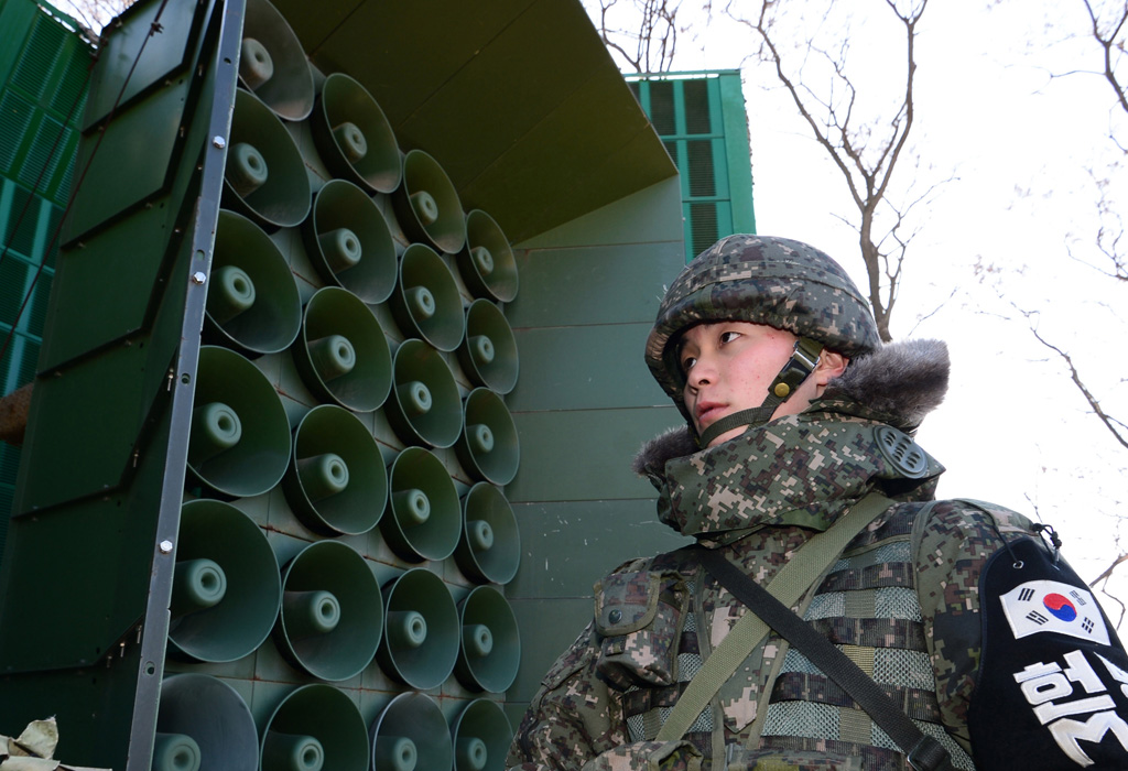 Ein süddkoreanisccher Soldat bewacht eine Lautsprecher-Anlage an der Grenze zu Nordkorea