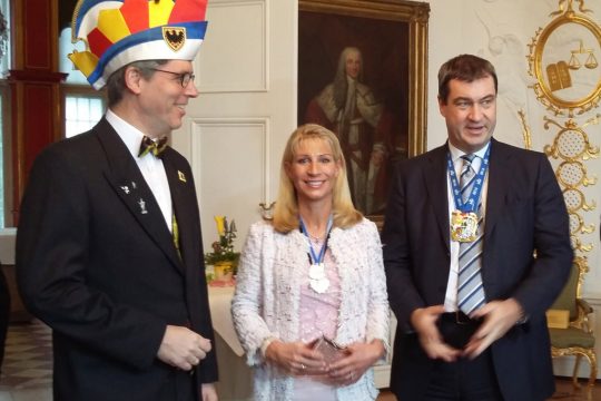 Markus Söder (r.) erhält den Orden wider den tierischen Ernst