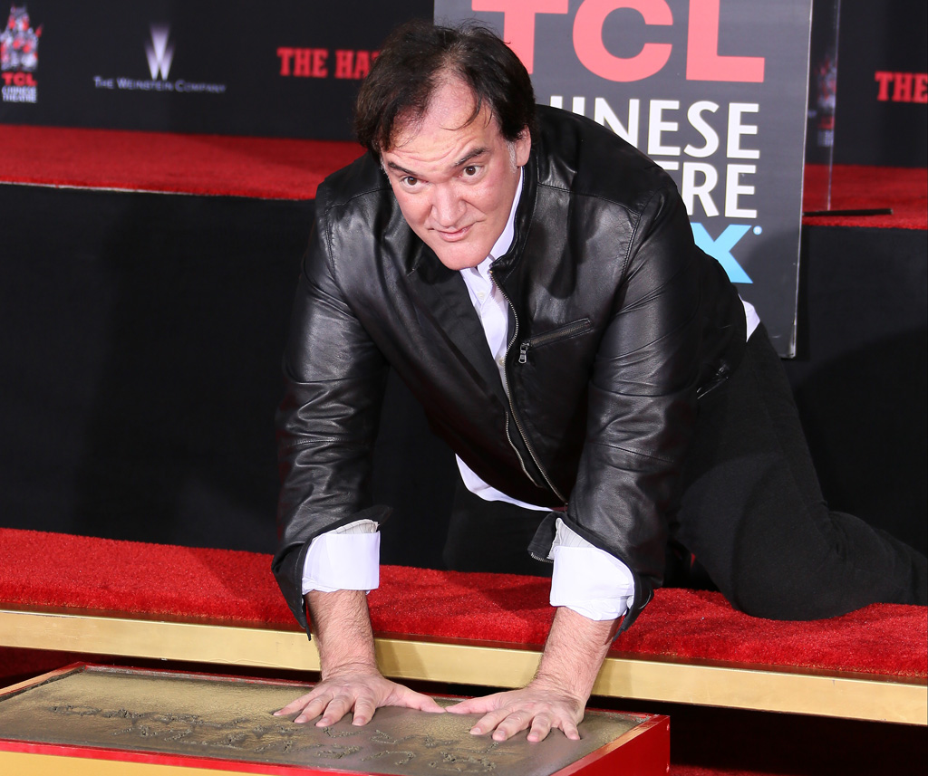 Quentin Tarantino drückt seine Hände in den feuchten Zement vor dem TCL Chinese Theatre von Hollywood