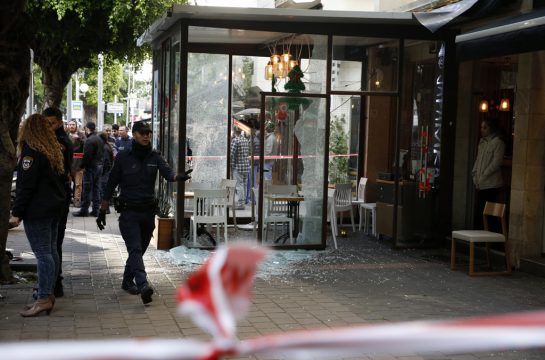 Mann erschießt drei Menschen in Café von Tel Aviv (1.1.)