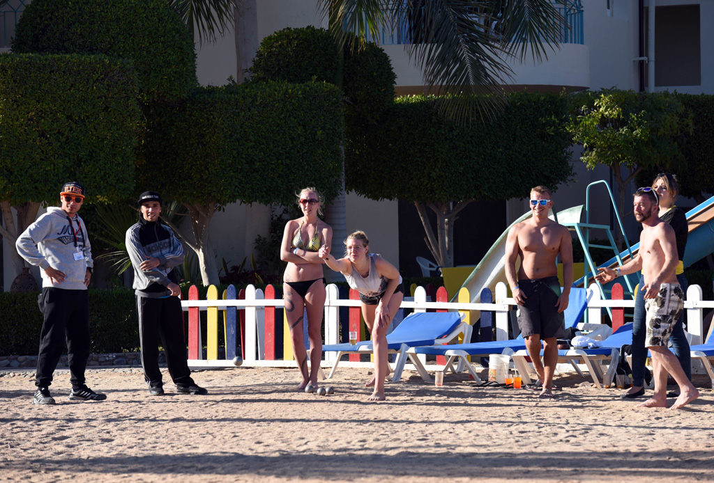 Der Tag nach dem Angriff: Touristen am Strand des Hotels Bella Vista in Hurghada
