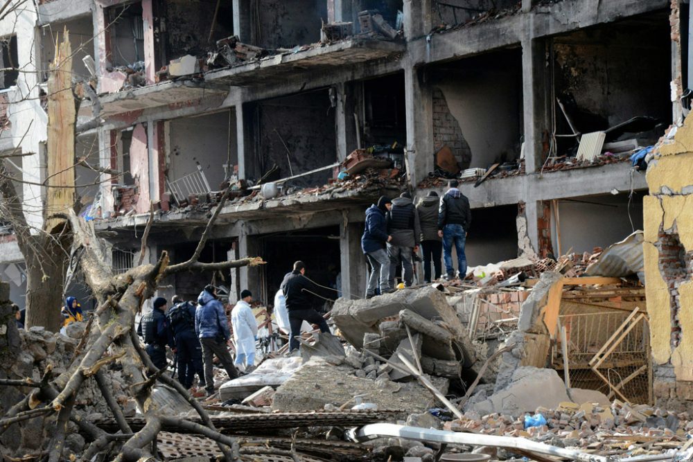 Autobombenanschlag auf eine Polizeistation in Diyarbakir