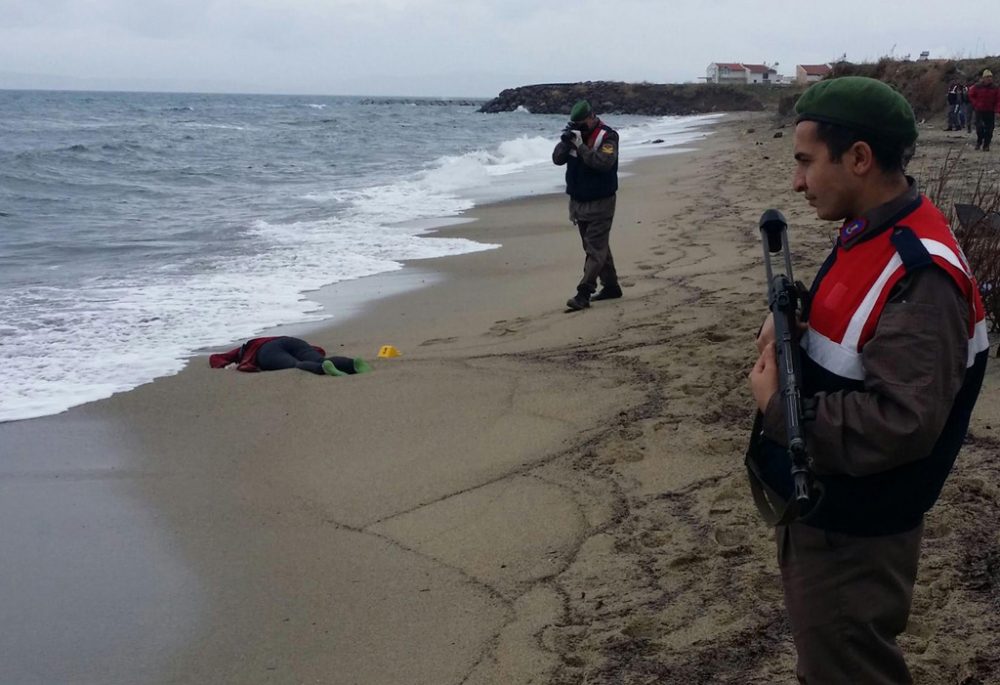 Türkische Soldaten dokumentieren das Unglück am Strand von Dikili