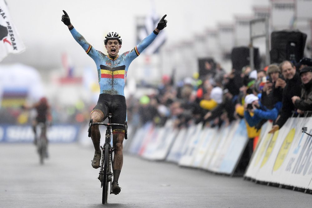 Radcross-WM: Wout van Aert kämpft sich zum Titelgewinn