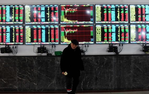 Investor im chinesischen Wuhan vor einer Anzeigetafel mit der aktuellen Börsenentwicklung in China (8.1.)