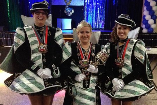 Karnevalsprinzessin Anja I. mit Pagen Stefanie (l.) und Vanessa.