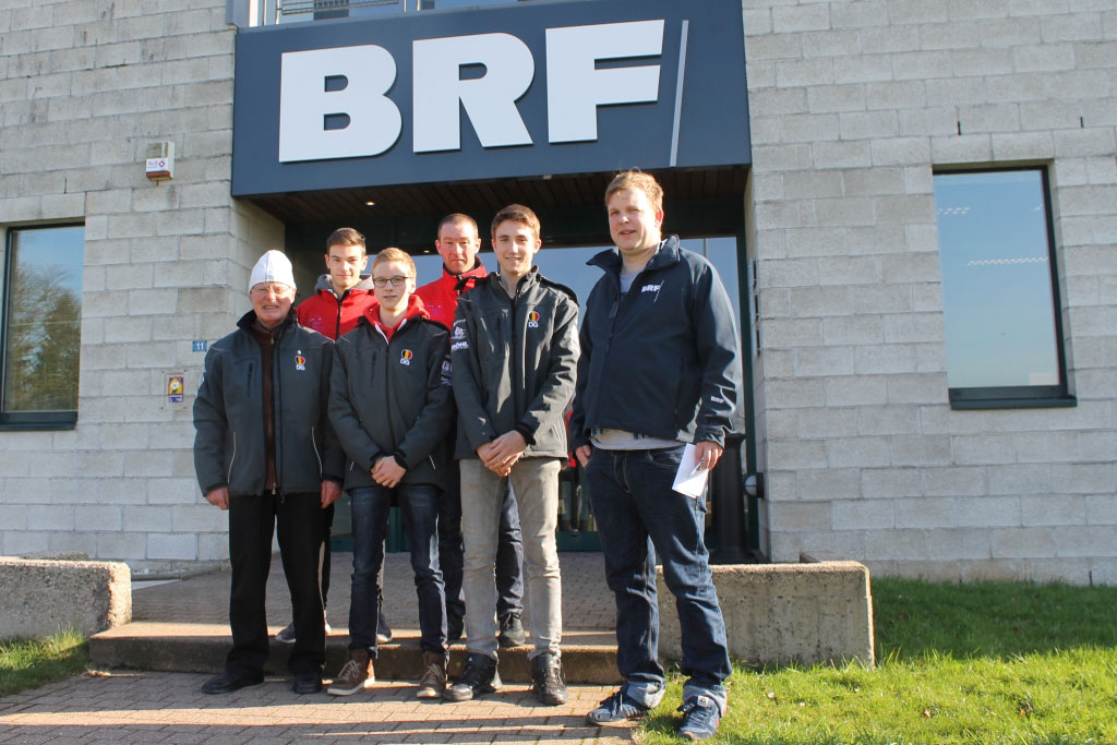 BRF-Sportredakteur Christophe Ramjoie (r.) hat Stephan Langer und einige der jungen Ski-Talente nach ihrer Rückkehr zum Interview im BRF getroffen