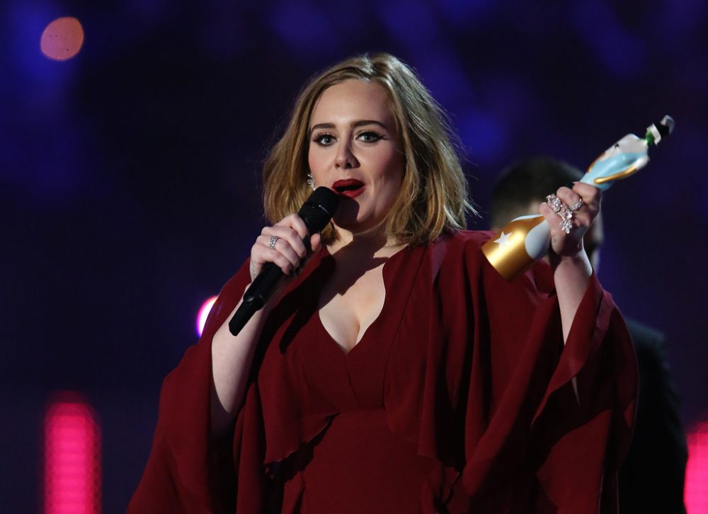 Adele mit einem Ihrer vier gewonnenen Brit-Awards