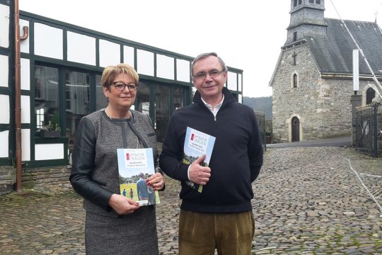 Anita Feyen (Präsidentin von Soroptimist Les Fagnes de Malmedy) und François Guillaume (Präsident der Kiwanis Malmedy Hautes Fagnes) bei der Vorstellung des neuen Konzepts der Baufachmesse vom 19. bis 21. Februar