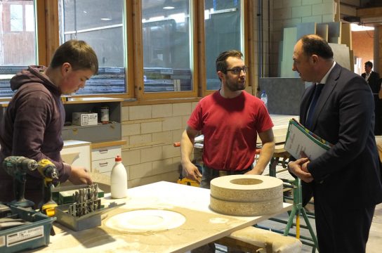Minister Willy Borsus zu Besuch in der Schreinerei Gangolf in St. Vith