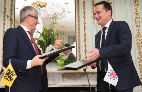 Geert Bourgeois und Oliver Paasch bei der Unterzeichnung des neuen Abkommens (24.2.)