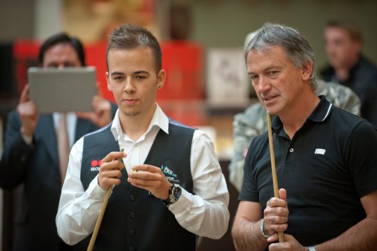 Snookerspieler Luca Brecel mit Ex-Fußballer Marc Degryse bei einem Showturnier 2012