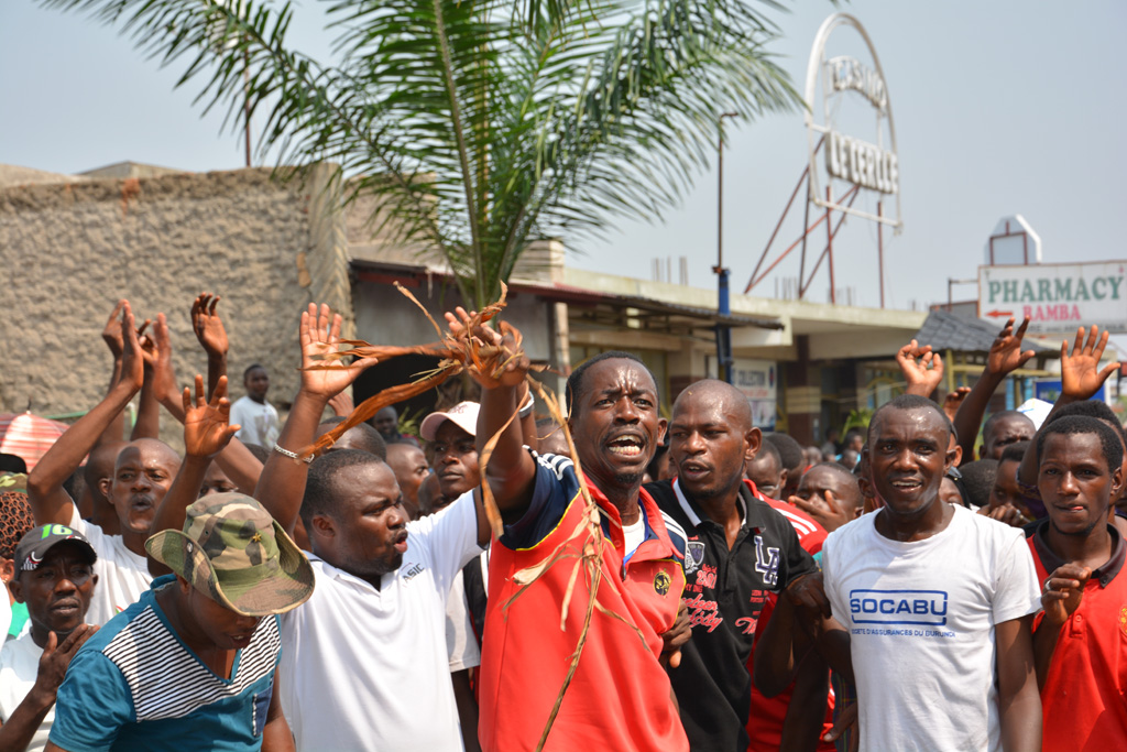 Tausende Menschen in Bujumbura nehmen am Samstag an einem Protestmarsch gegen Ruanda teil